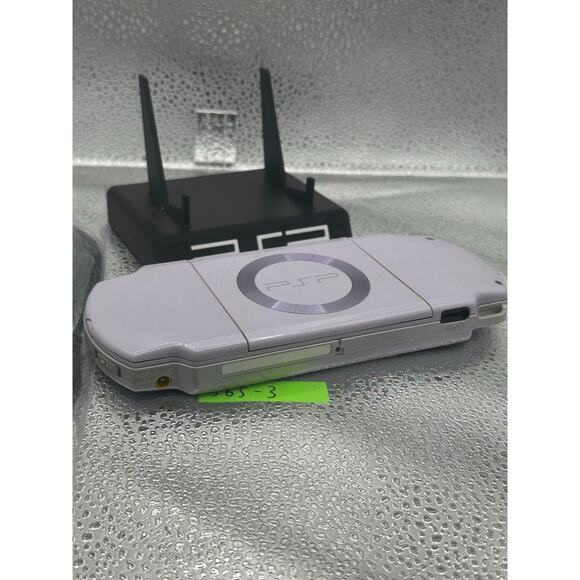 Purple psp 2000 w/charger & new battery - Picture 5 of 8